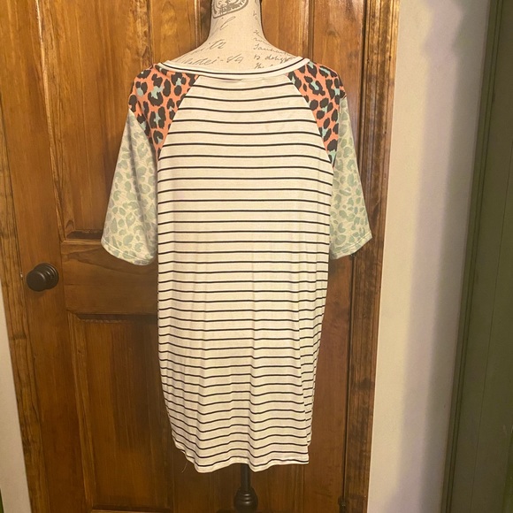 BiBi Short Sleeve V-Neck Striped/Leopard Tunic - Picture 4 of 7